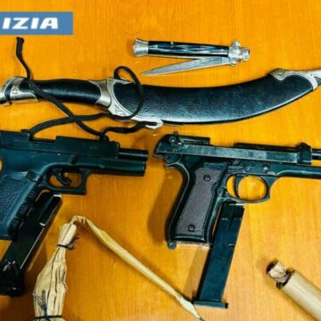 Terrorizza la ex e poi le fa esplodere il cofano dell’auto