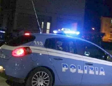 Dammi il cellulare”, preso a bottigliate in testa vicino alla fermata del bus