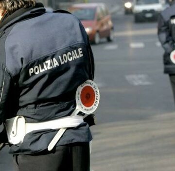 Bambina si chiude in auto, salvata dalla Polizia Locale