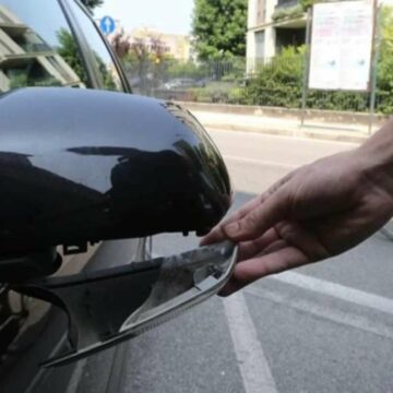 “Mi hai colpito la macchina, dammi 650 euro”, ancora la truffa del finto incidente, nuovo caso