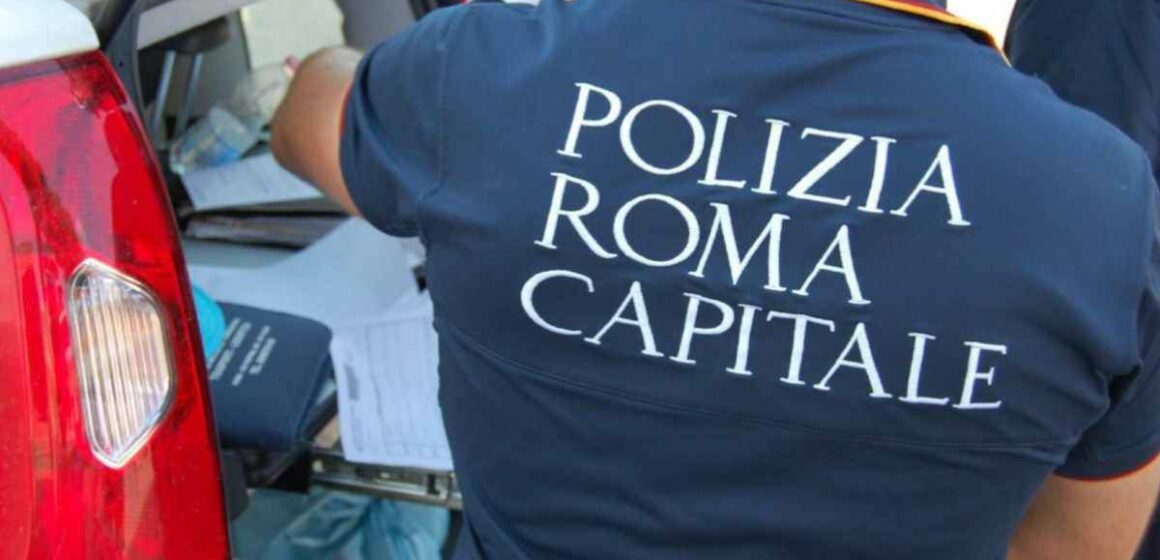 “Dammi il telefonino” e gli punta un paio di forbici in gola: 43enne fermato dalla Polizia locale