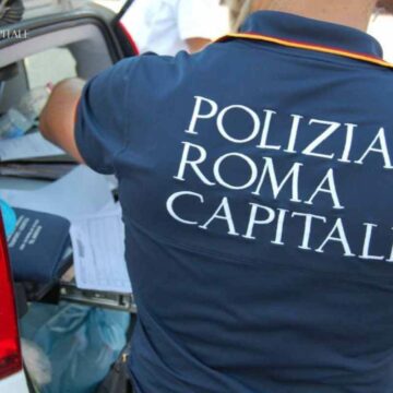 “Dammi il telefonino” e gli punta un paio di forbici in gola: 43enne fermato dalla Polizia locale