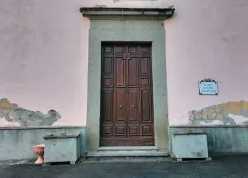 Vignanello, facciata della Chiesa di San Sebastiano presa di mira dai vandali