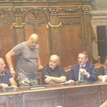 Presentazione “Trasporto”, Sandro Rossi si commuove e abbandona la sala tra gli applausi