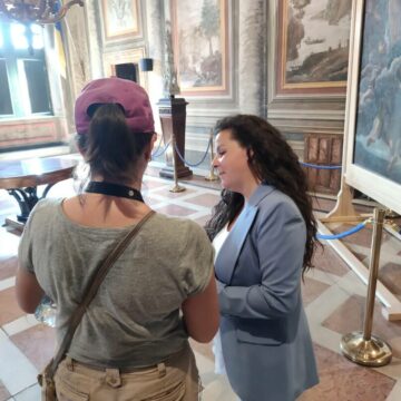 Chiara Frontini no stop,  ferragosto  a Palazzo a raccontare Viterbo ad una turista olandese