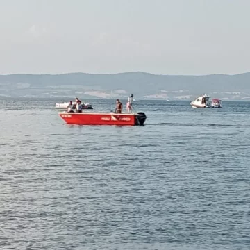 Barca si ribalta in mezzo al lago, in due nuotano fino a riva e si mettono in salvo