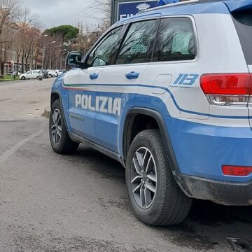 Picchia i figli e li chiude nella cuccia del cane, via da casa il padre violento