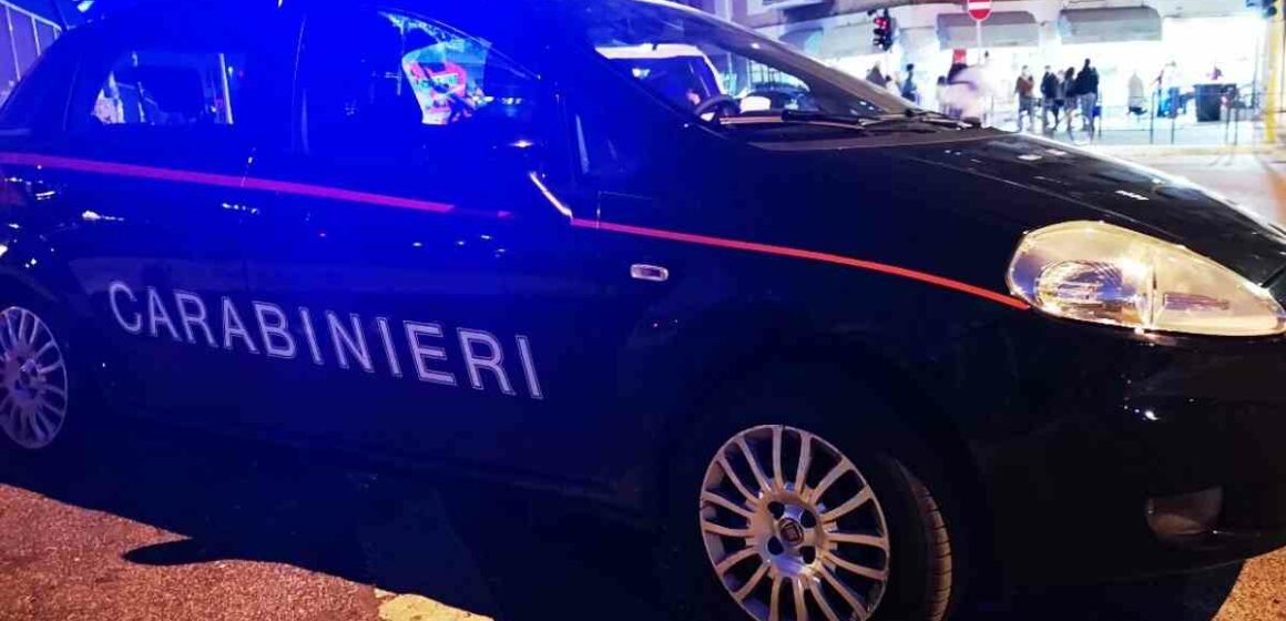 Furibonda lite in strada: uomo preso a bottigliate in testa