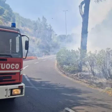 Incendio a via della Pisana vicino al Gra, evacuato parco acquatico