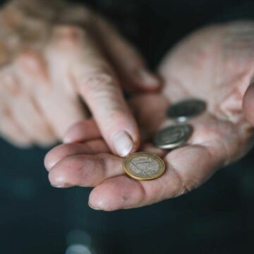 Truffa della monetina: “Signora scusi…”, e il complice ruba la borsa