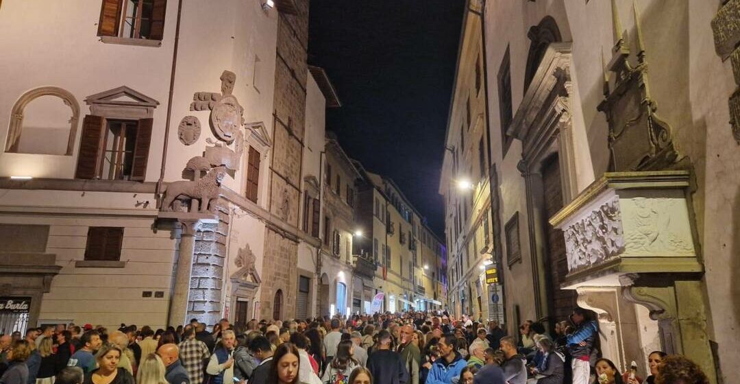 Notte rosa, in tanti al centro, Frontini: “Siamo una comunità, possiamo farcela”