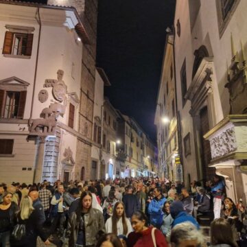 Notte rosa, in tanti al centro, Frontini: “Siamo una comunità, possiamo farcela”