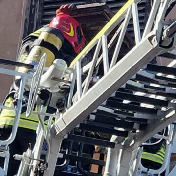 Viterbo,  Anziana accusa un malore e rimane bloccata in casa, intervengono i vigili del fuoco con l’autoscala