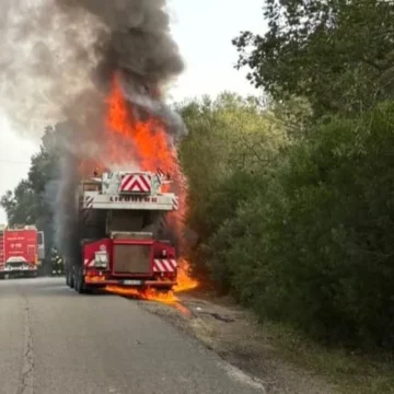 Tarquinia, divampa incendio su autogru