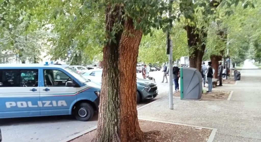 Blitz della polizia a viale Trento, sequestrato hashish nascosto in strada