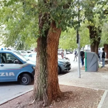 Blitz della polizia a viale Trento, sequestrato hashish nascosto in strada