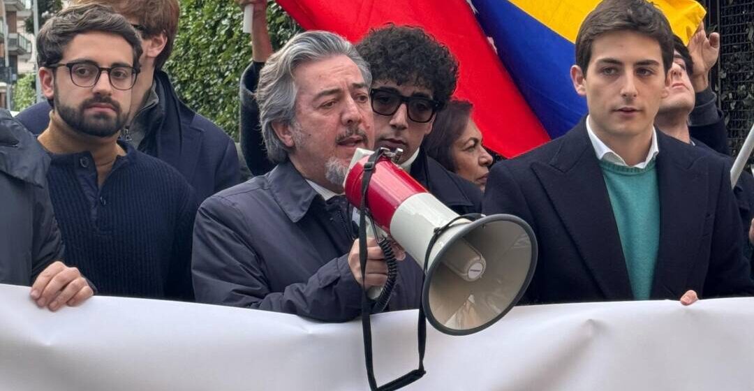 Battistoni guida la protesta di Forza Italia  contro la dittatura Maduro per la libertà in Venezuela