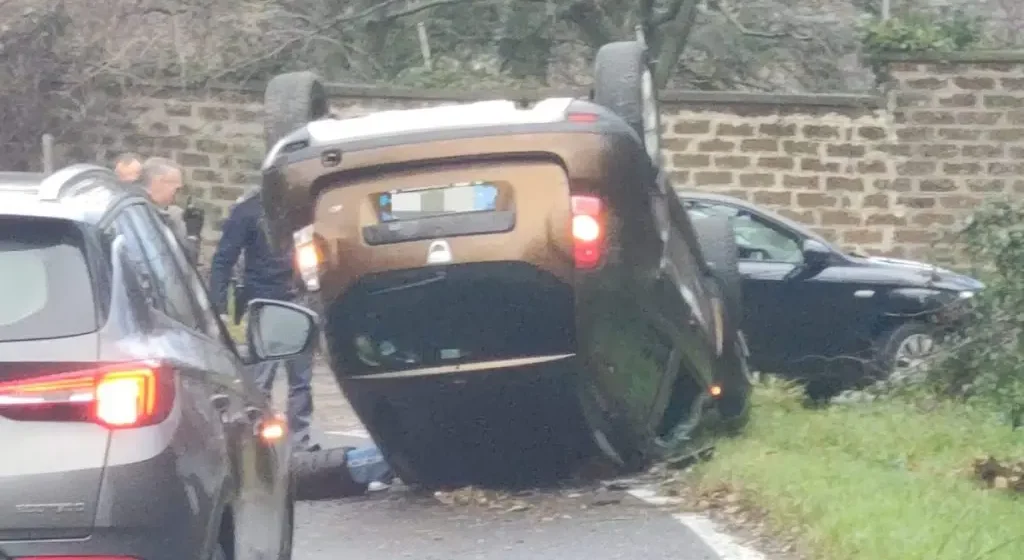 Perde il controllo dell’auto e cappotta sulla Cassia Cimina, ferita una donna