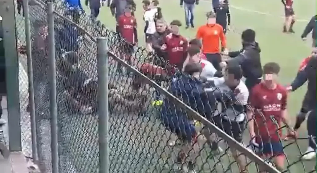 Tarquinia, maxi rissa in tribuna tra i genitori poi i figli si picchiano in campo